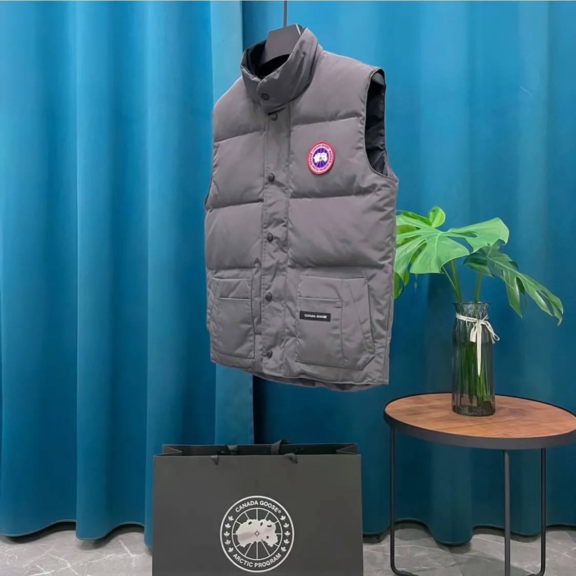 P390 Canada goose➡️Canada Goose Freestyle Crew Down Vest 💯The softness and hardness of the fabric is comparable to that of the genuine product. It can be restored by kneading at will (fabric misunderstanding: it is not a high-hardness fabric that is waterproof. You will notice the softness and comfort of the fabric only if you buy the latest genuine version this year). 💯Customized authentic YKK military-grade copper core zipper pullers, high hardness and no jamming 💯All workmanship and wiring are controlled by workers with more than ten years of service. They must be horizontal and vertical, and are not crooked. The wiring density inside is more sophisticated. Feel free to compare. 💯Big goose label, collar label, washed label, hangtag, zipper cord, pocket label, collar velvet, buttons, all details are synchronized